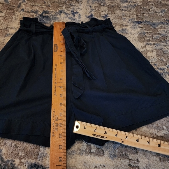 Zara highrise pleated navy shorts with pockets. - Picture 6 of 10